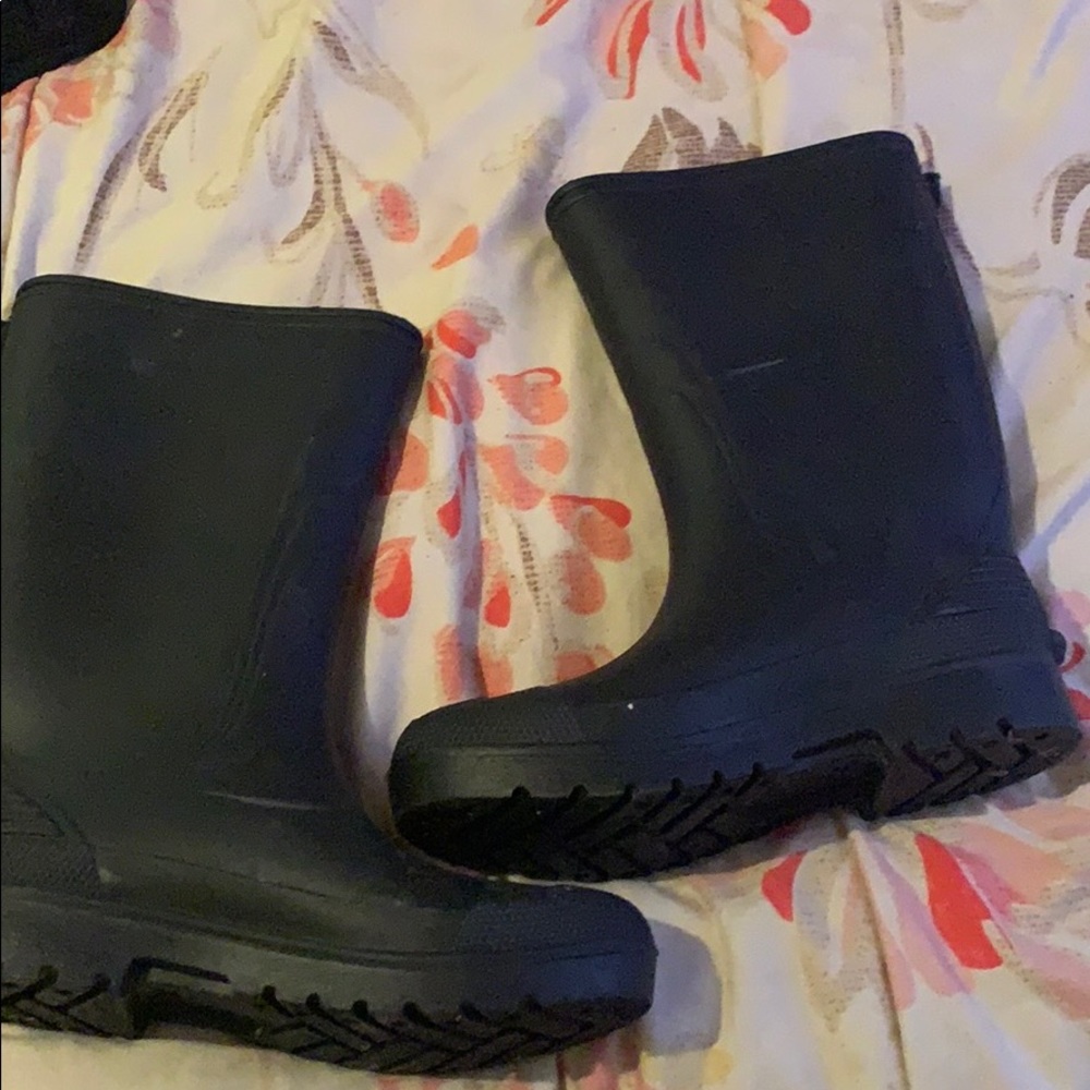 black rain boots